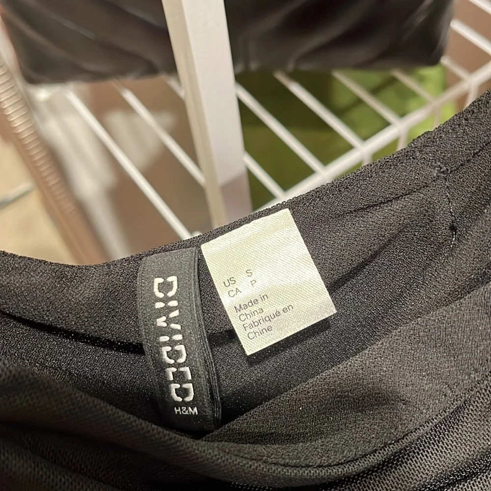 H&M black Ruffle Top - Picture 2 of 2